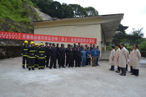 海峽科化龍巖三家單位聯(lián)合舉行民爆物品儲存反恐怖（縱火）應(yīng)急預(yù)案演練。 葉莉攝[2].jpg