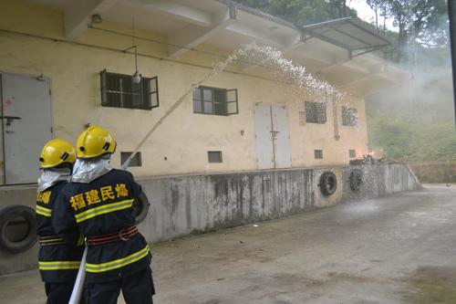 海峽科化龍巖三家單位聯(lián)合舉行民爆物品儲存反恐怖（縱火）應(yīng)急預(yù)案演練。兼職消防人員撲滅倉庫火��?��?葉莉攝[2].jpg