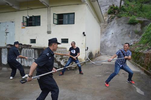 海峽科化龍巖三家單位聯(lián)合舉行民爆物品儲存反恐怖（縱火）應(yīng)急預(yù)案演練。圖為保衛(wèi)人員與暴恐嫌疑人搏斗��?葉莉攝[2].jpg