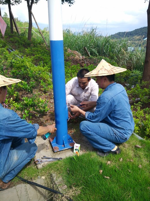臺(tái)風(fēng)過(guò)后海峽科化龍巖分公司機(jī)修車間黨員齊力搶修故障路燈2。廖文毅 鐘強(qiáng)光攝[2].jpg