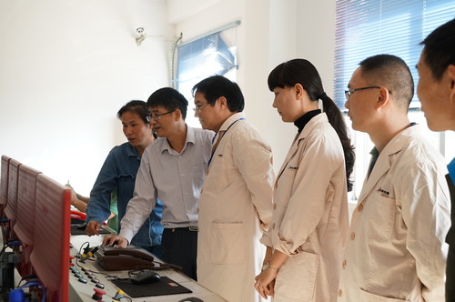 葉莉：吳彩洪董事長到龍巖分公司調(diào)研。圖為深入江山乳二車間試驗(yàn)線中控室查看，與技術(shù)方負(fù)責(zé)人親切交��?[2].jpg