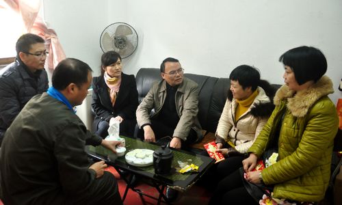 機(jī)電控股集團(tuán)陳伯煒副總一行節(jié)前深入?？朴来悍止疚繂?wèn)患病職工。(陳宏金)[2].jpg