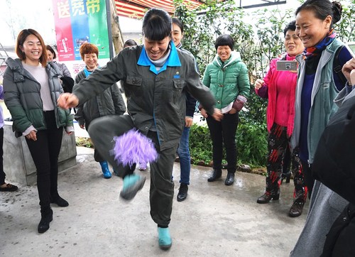 葉莉：龍巖分公司女工委開展三八節(jié)戶外活動(dòng)。圖為踢毽子比賽。[2].jpg