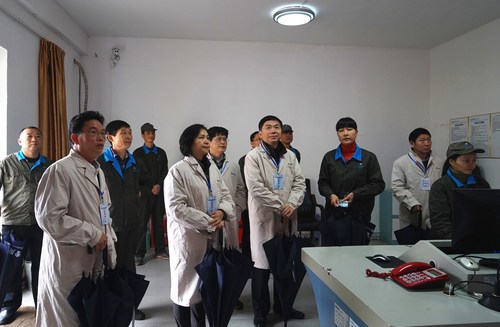 省國資委第二外派監(jiān)事會主席林志坤到海峽科化龍巖分公司調(diào)研。圖為調(diào)研組深入車間監(jiān)控室。葉莉攝[3].jpg