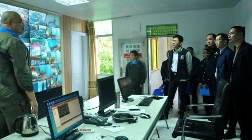 陳宏金：泉州市公安局到部門到永春分公司檢查安全維穩(wěn)工作，圖為在主監(jiān)控室察看生產(chǎn)情況。[3].jpg