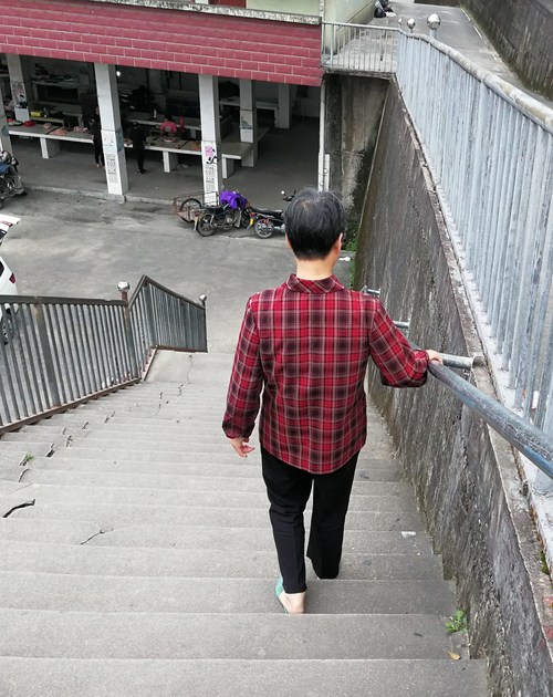 鄭若男：愛心扶梯獲職工群眾點贊 (1)[2].jpg