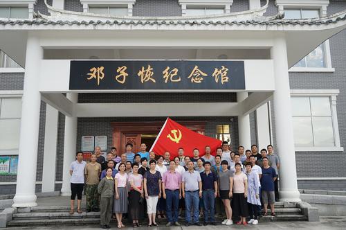龍巖分公司七一期間開展“七個一”主題實(shí)踐活動。圖為黨員參觀鄧子恢紀(jì)念館1 葉莉攝.jpg