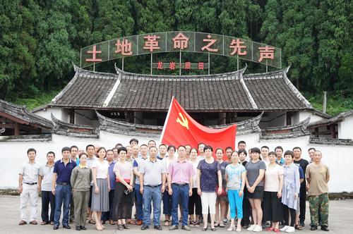 龍巖分公司七一期間開展“七個一”主題實(shí)踐活動。圖為黨員參觀后田起義紀(jì)念館 葉莉攝.jpg