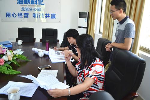 公司黨委副書記鄭慶樟帶隊到龍巖分公司開展黨建工作半年檢查。張力燕 攝.jpg