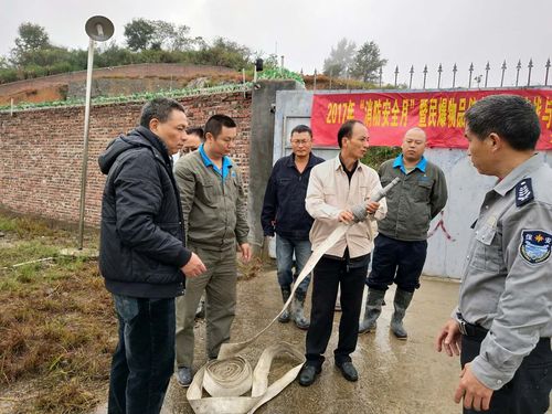 連益峰：公司副經(jīng)理講解消防水帶的正確連接。.jpg