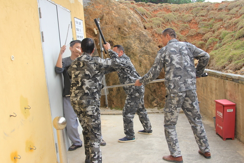 龍巖民化爆破霞浦分公司組織開(kāi)展防火、防盜搶?xiě)?yīng)急演練 ，圖為防盜搶演練。（鐘志明 攝影）.jpg