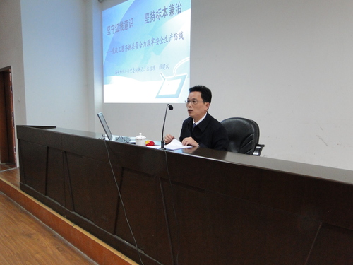 蔡美花：圖為顏建議總經(jīng)理給永安雙華公司全體黨員、機關(guān)干部等上黨課.jpg