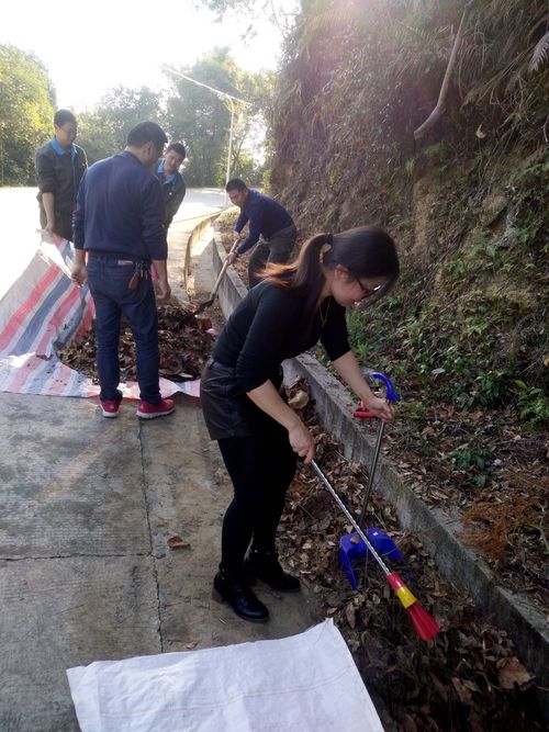 劉敏：永春分公司黨委組織全體黨員清理防洪溝。.jpg