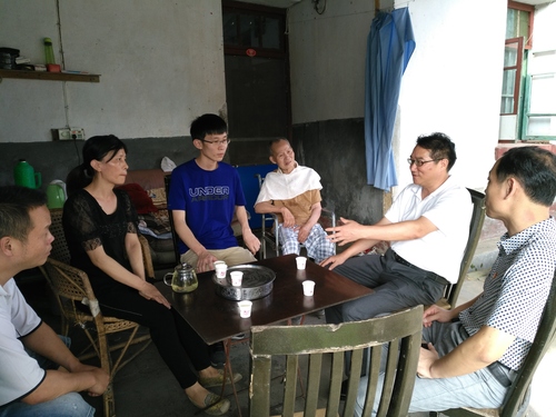 葉彤：幫扶慰問現(xiàn)場(chǎng).jpg