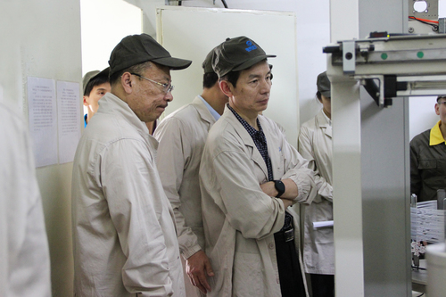 圖1：專家組組長曹曉宏帶領專家在現(xiàn)場了解、考察設備運行情況.jpg