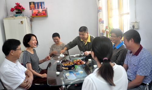 陳宏金：?？乒矩?cái)務(wù)總監(jiān)于欽華一行到永春分公司慰問困難職工。.jpg