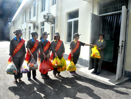 陳宏金：永春分公司女工協(xié)管員到生產(chǎn)一線送清涼。.jpg