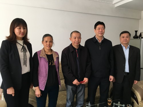 蘇艷麗：省機電控股公司黨委委員、紀(jì)委書記林心鑾一行到龍巖分公司慰問困難職工_調(diào)整大小.jpg