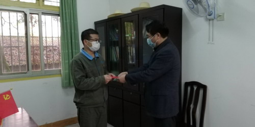 彩洪董事長慰問烽林先進(jìn)個(gè)人_調(diào)整大小.jpg