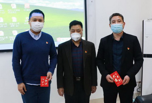 張賢鋒慰問龍巖分公司先進(jìn)個(gè)人_調(diào)整大小.jpg