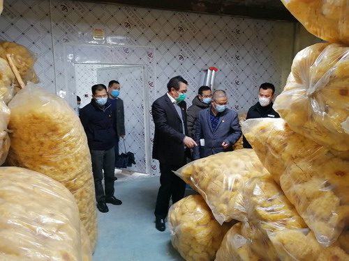 黃春生 海科永春 海峽科化公司黨委書記、董事長(zhǎng)吳彩洪一行看望慰問駐山頭頂村第一書記黃春生1_調(diào)整大小.jpg