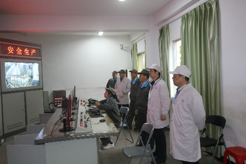 陳劍鋒：省機電控股公司黨委委員、副總經(jīng)理陳伯煒一行深入龍巖分公司生產(chǎn)一線進行檢查~1.jpg