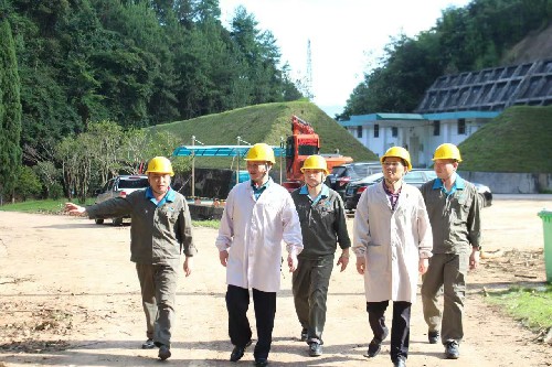 海峽科化永安分公司荊東杰：省機(jī)電控股公司黨委委員、副總經(jīng)理吳大文到海峽科化永安分公司調(diào)研指導(dǎo)汛期災(zāi)后自救及復(fù)工復(fù)產(chǎn)工作照�?~1.jpg