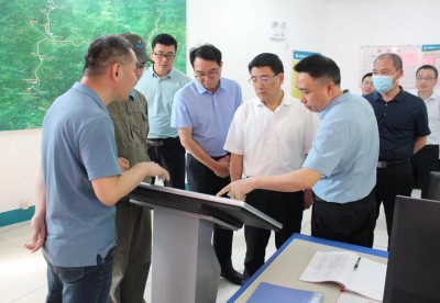 格式工廠省機電控股公司黨委副書記、總經(jīng)理董飛龍，黨委委員、副總經(jīng)理吳大文一行到海峽科化永安分公�?.jpg