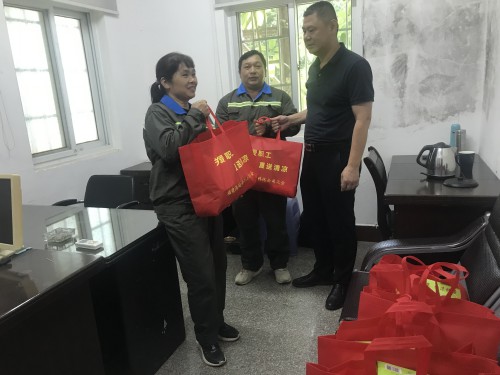 格式工廠(chǎng)民化建設(shè) 林江�?海峽科化公司黨委委員、副總經(jīng)理祁忠清到民化建設(shè)公司開(kāi)展夏送清涼活�?.jpg